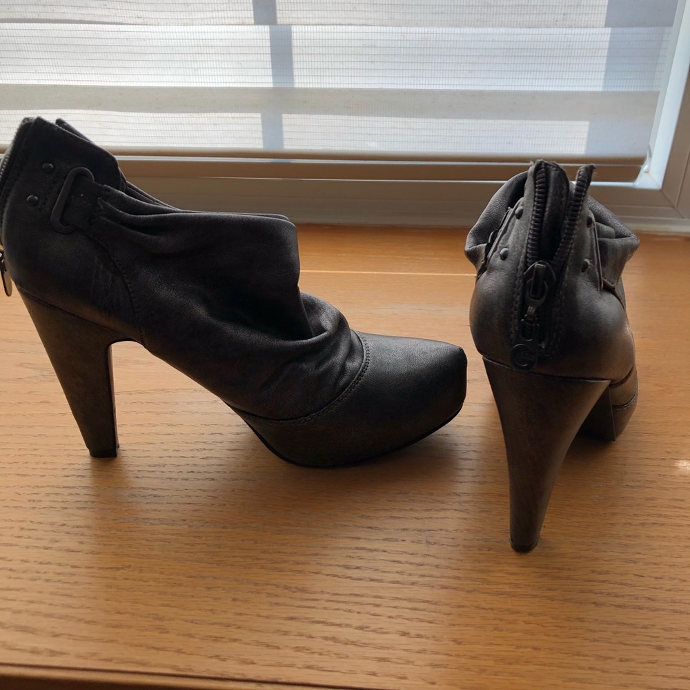 Guess metallic booties